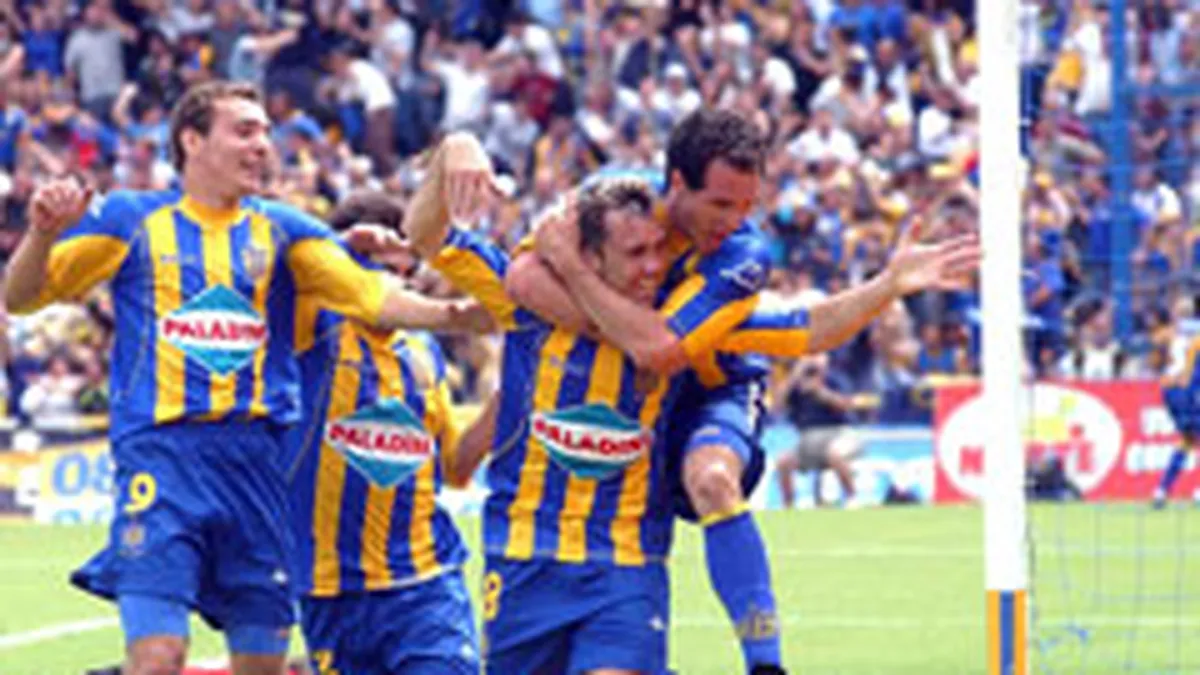Jugadores de Rosario Central festejando el primer gol en un Clásico, camiseta de la época de Paladini