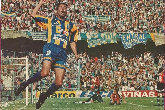 Da Silva festejando con los brazos en alto tras anotar en el Clásico de 1997, que Rosario Central ganó 4 a 0