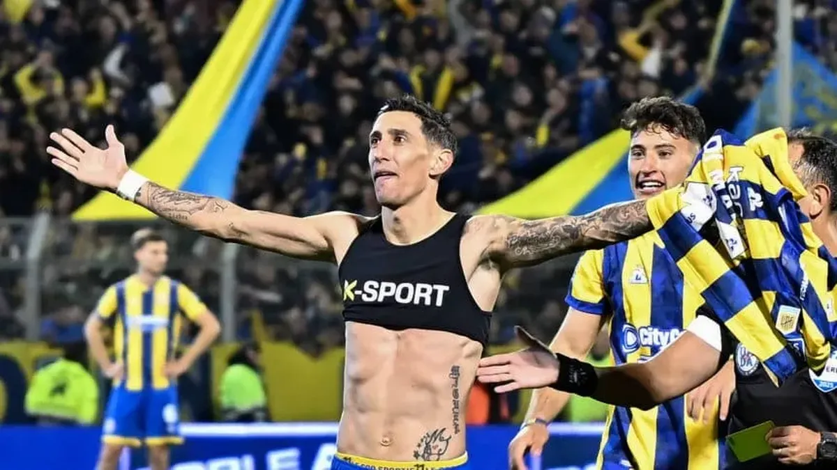 Ángel Di María festejando junto a un compañero tras convertir un gol