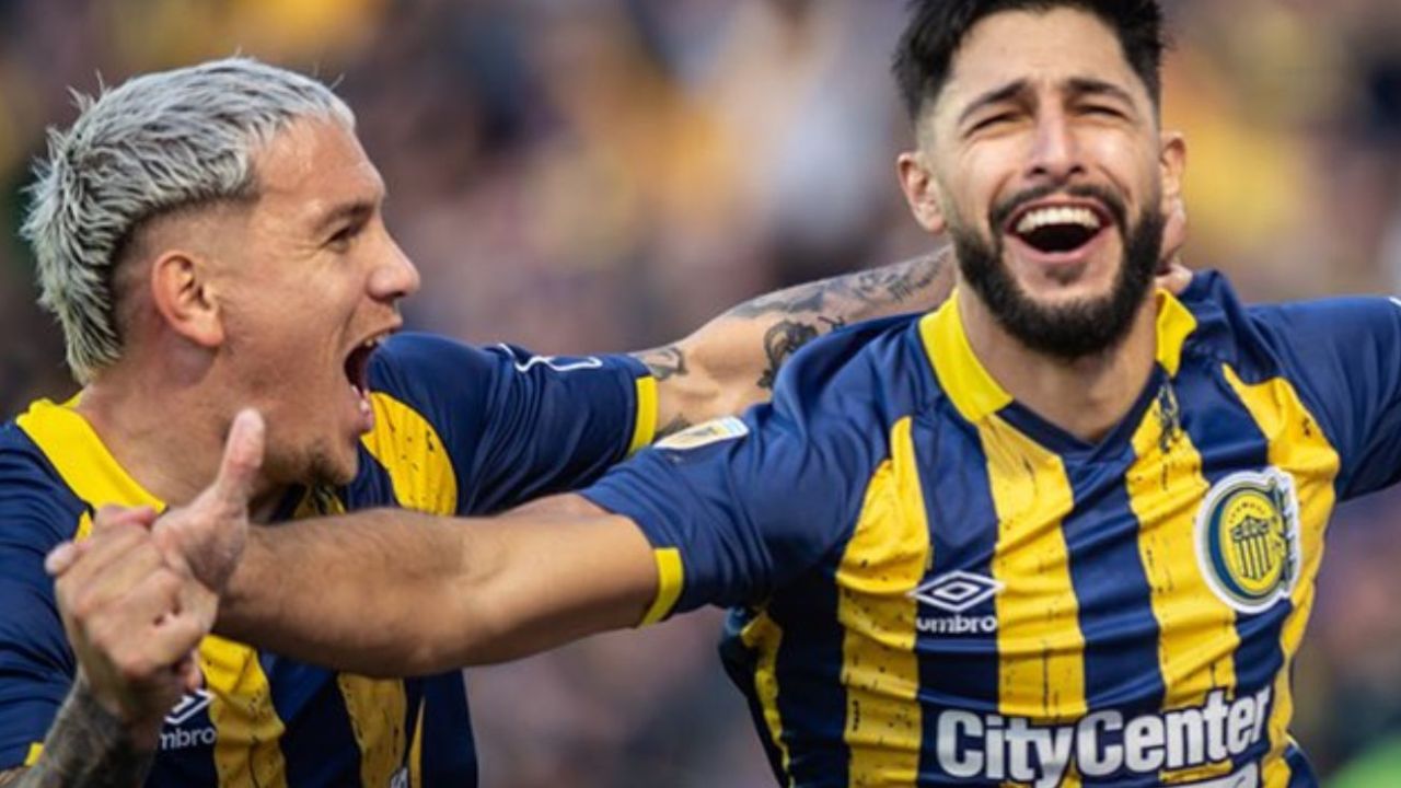 Dos jugadores de Rosario Central festejando juntos un gol