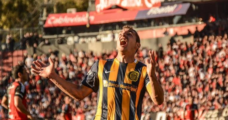 Jugador de Rosario Central saltando y festejando un gol con los puños en alto