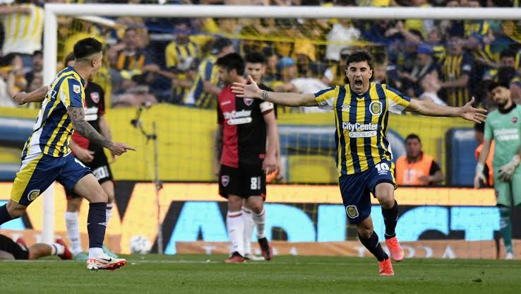 Jugador de Rosario Central festejando un gol con los brazos abiertos en el Gigante de Arroyito