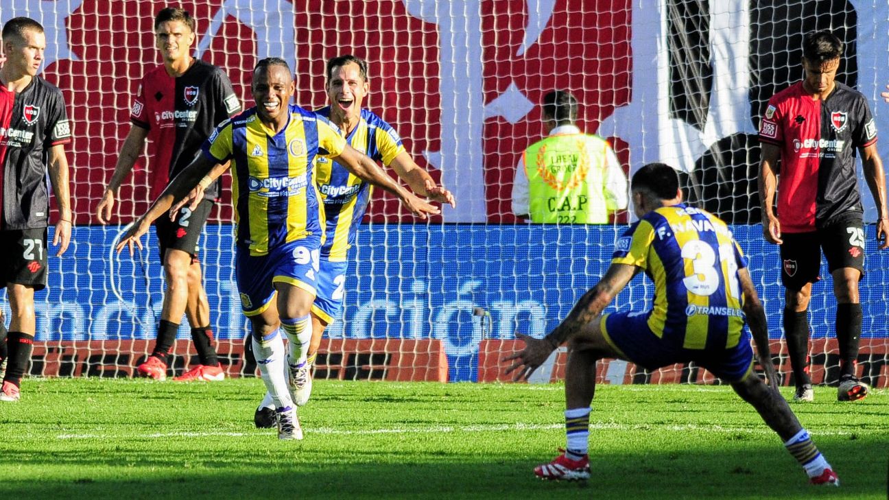 Jugador de Rosario Central festejando un gol en cancha de Newell's junto a un compañero