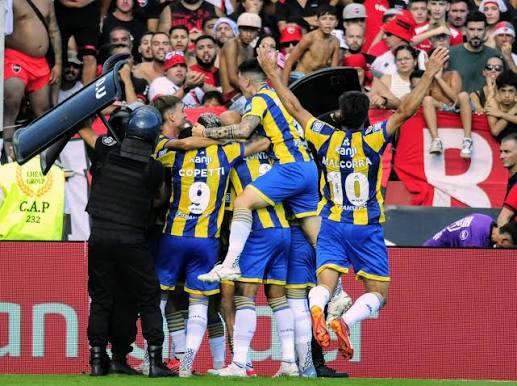 Jugadores de Rosario Central, entre ellos Copetti y Malcorra, festejando un gol en cancha de Newell's
