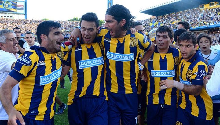 Grupo de jugadores de Rosario Central abrazados festejando un triunfo ante Newell's