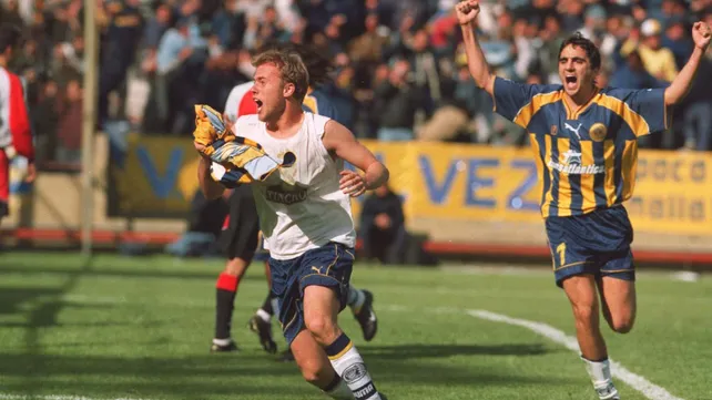 Dos jugadores festejando un gol en un Clásico antiguo