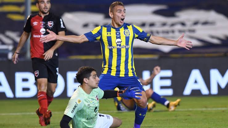 Jugador de Rosario Central festejando un gol tras superar al arquero de Newell's