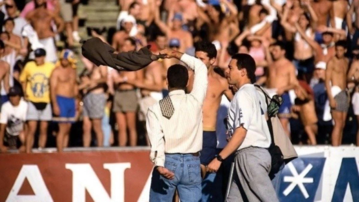 Hinchas de Rosario Central festejando en la tribuna agitando una prenda, foto de los años noventa
