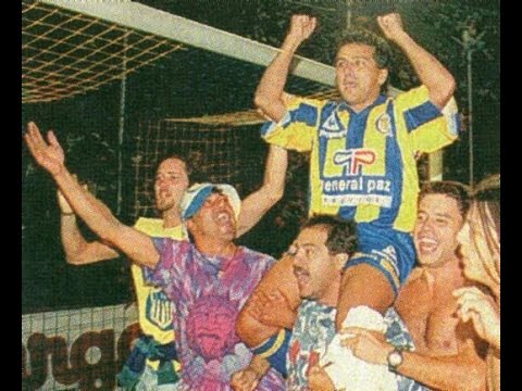 Jugadores de Rosario Central festejando un triunfo ante Newell's junto a hinchas, foto retro