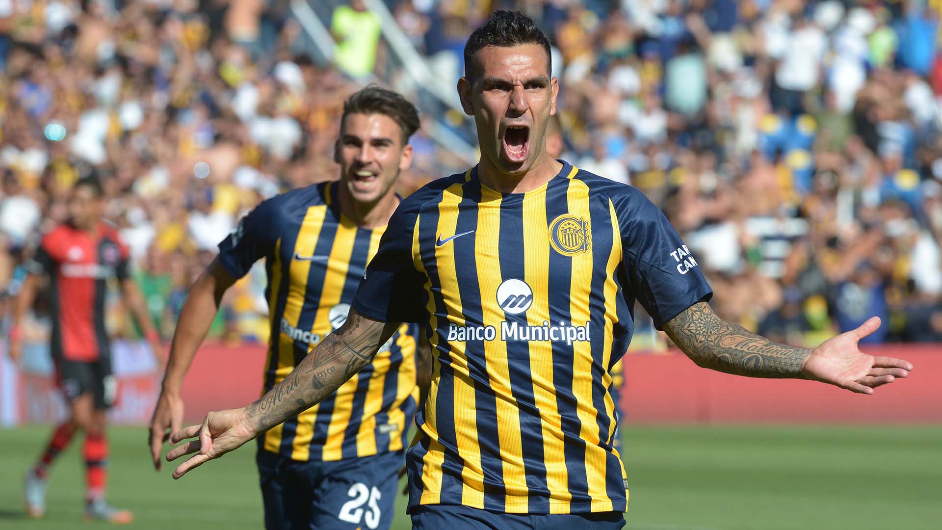 Jugador de Rosario Central gritando un gol ante Newell's en el Gigante de Arroyito