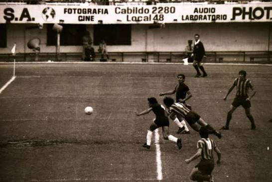 Jugadores disputando una pelota en un partido histórico, foto en blanco y negro