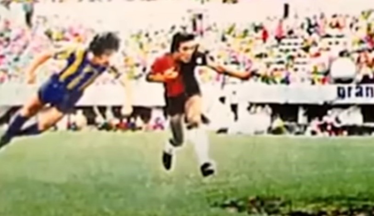 Jugadores disputando una pelota en un Clásico de otra época, foto coloreada antigua
