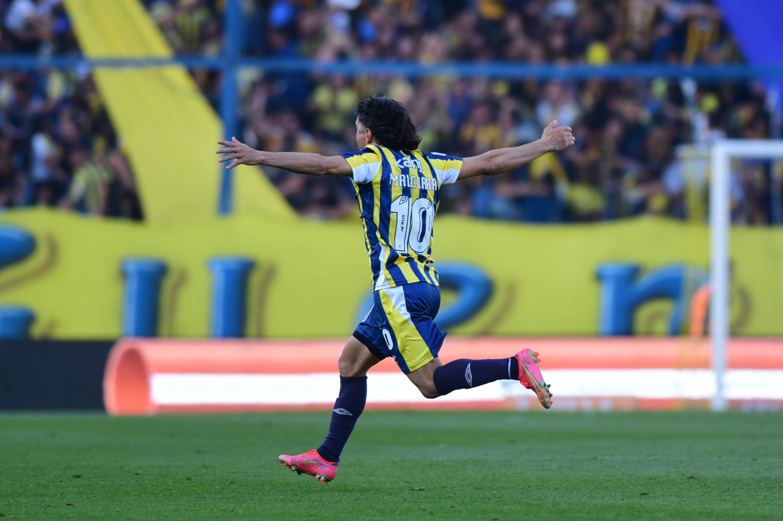 Facundo Malcorra, con la camiseta N.° 10, festejando un gol con los brazos abiertos