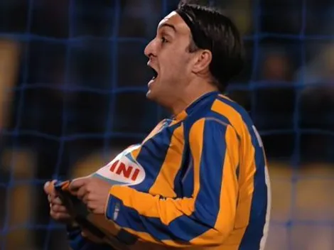 Ariel "Pirulo" Rivarola festejando un gol mordiendo la camiseta de Rosario Central