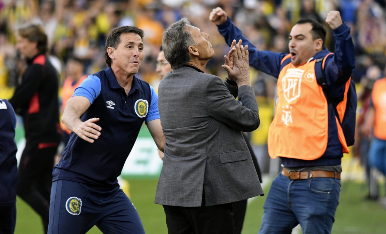 Miguel Ángel Russo festejando con su cuerpo técnico sobre el campo de juego tras un Clásico
