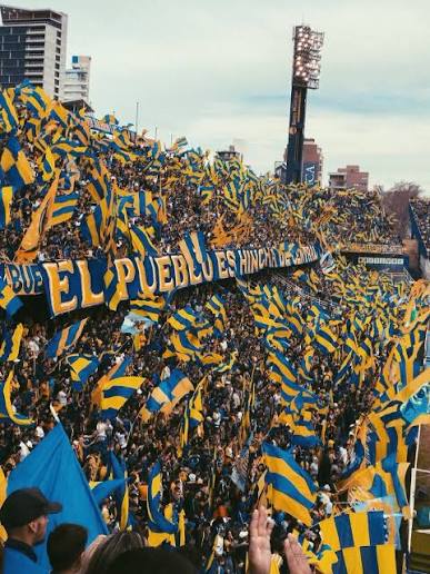 Hinchada de Rosario Central agitando banderas con la leyenda 'El pueblo es hincha de Central'