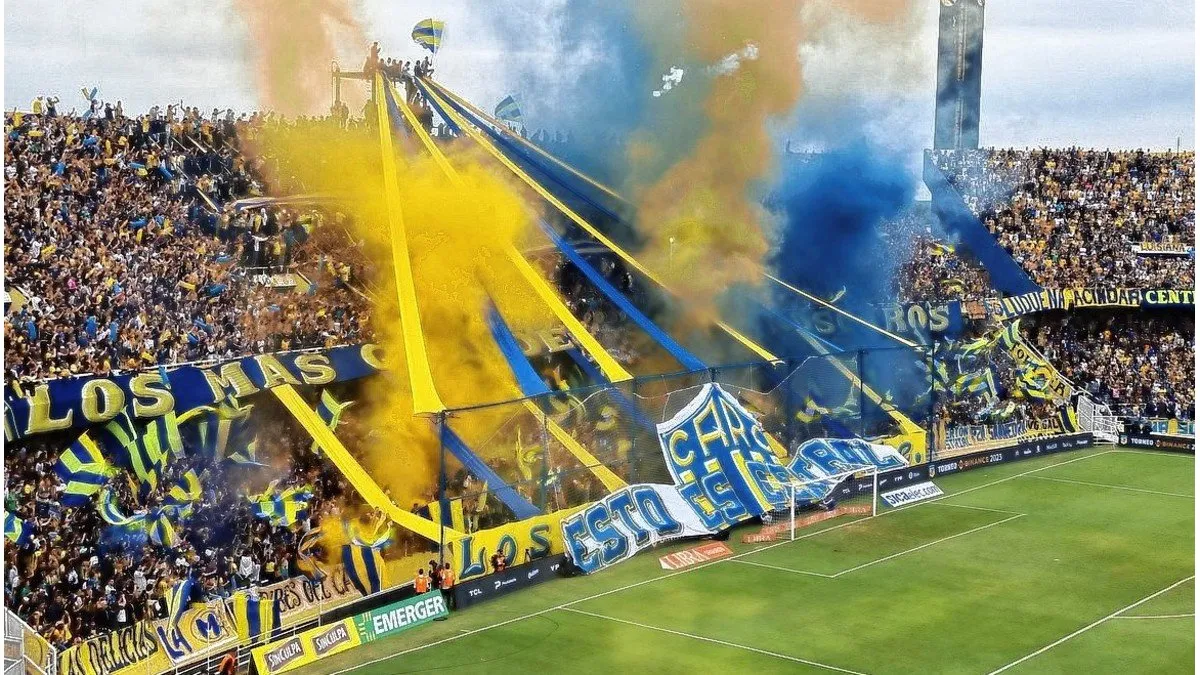 Humo de bengalas azules y amarillas en la popular del Gigante de Arroyito