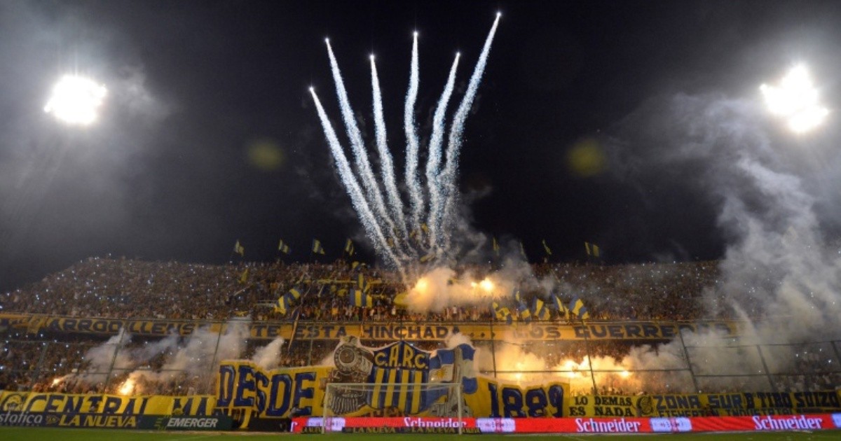 Fuegos artificiales sobre la tribuna del Gigante de Arroyito en un partido nocturno