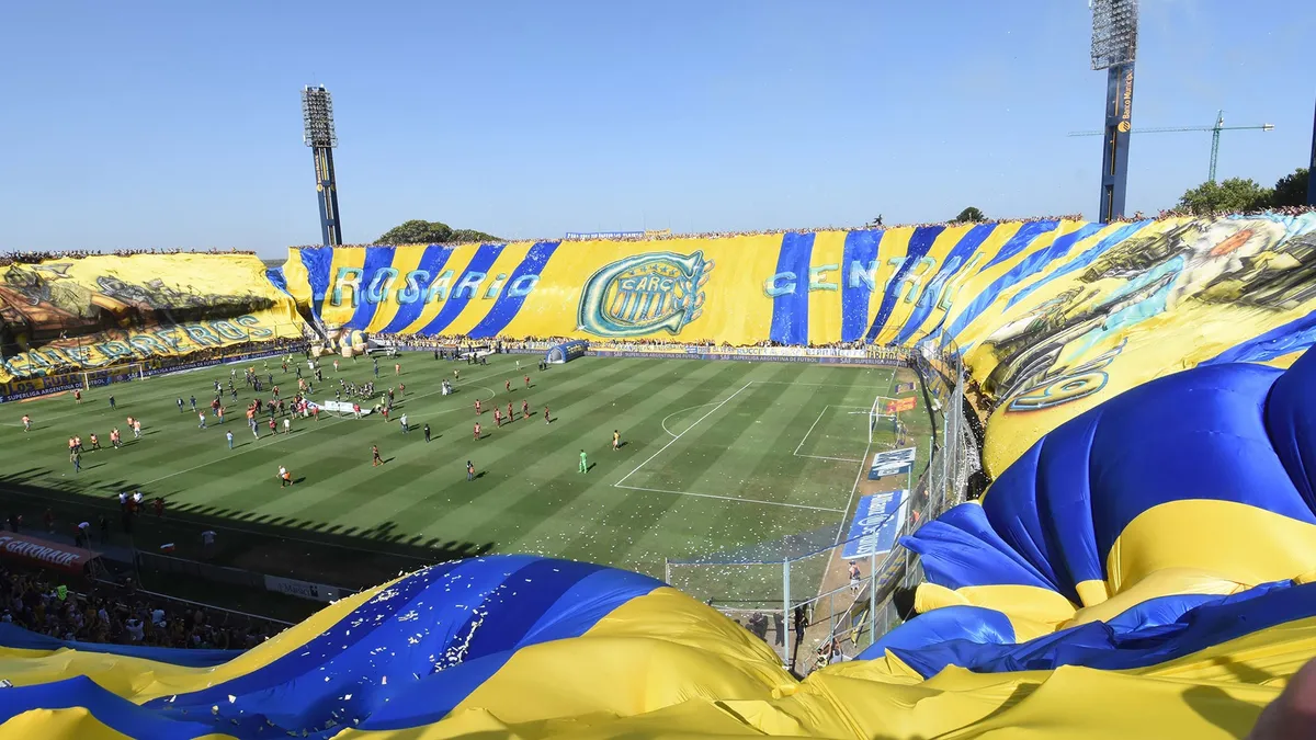 Hinchada de Rosario Central desplegando un trapo gigante con el escudo del club antes de un partido
