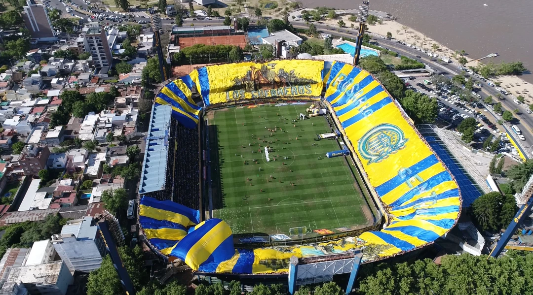 Vista aérea del estadio completamente cubierto por un trapo gigante con la leyenda 'Los Guerreros'